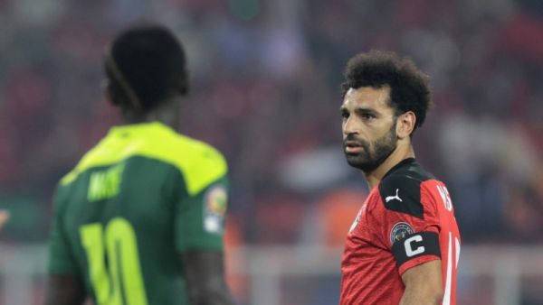 Egypt's forward Mohamed Salah (R) and Senegal's forward Sadio Mane look on during the Africa Cup of Nations (CAN) 2021 final football match between Senegal and Egypt at Stade d'Olembe in Yaounde on February 6, 2022. (Photo by Kenzo TRIBOUILLARD / AFP)
