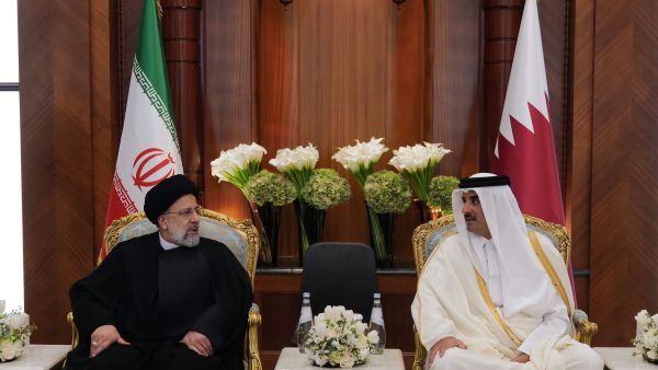 أمير قطر الشيخ تميم، ورئيس إيران رئيسي خلال جلسة مباحثات في الدوحة