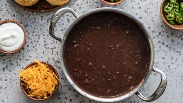 شوربة الفاصوليا السوداء المدخنة