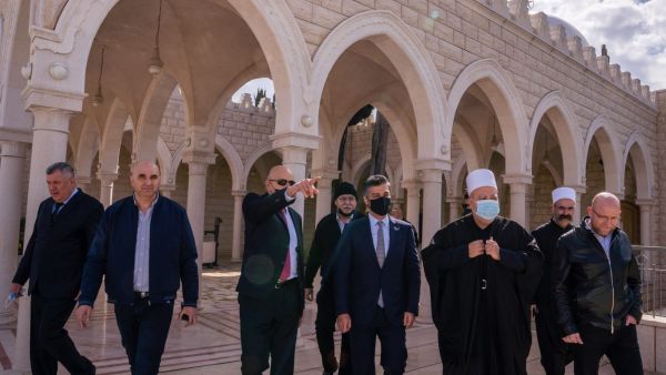 السفير الإماراتي يلتقي رئيس الطائفة الدرزية في بلدة كفر ياسيف