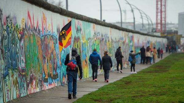 صفحة ما بعد سقوط جدار برلين