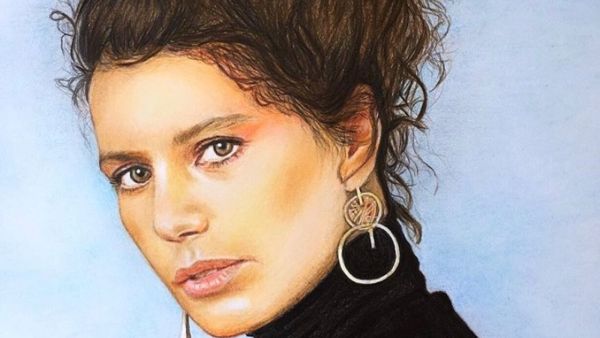 إطلالات الفنانة التركية الجميلة بيرين سات