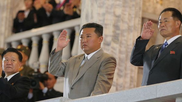 الرئيس الكوري الشمالي كيم جونغ