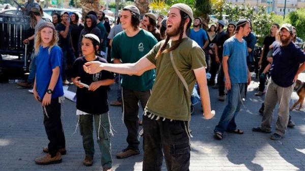 مستوطنون يهاجمون مركبات فلسطينية بالضفة الغربية