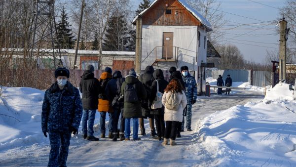 Journalists wait in front of the entrance to the penal colony N2, where Kremlin critic Alexei Navalny has been transferred to serve a two-and-a-half year prison term for violating parole, in the town of Pokrov on February 15, 2022. A new trial against jailed Kremlin critic Alexei Navalny began inside the prison colony where he is held on Tuesday, in a case that could see his sentence extended by more than a decade. (Photo by Alexander NEMENOV / AFP) ‘Discrediting’ Armed Forces, Calling to End the War, Backing Sanctions Become Crimes