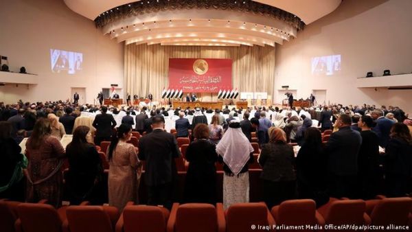 ويتطلب انتخاب رئيس الجمهورية تصويت ثلثي أعضاء البرلمان، أي 220 نائبا.