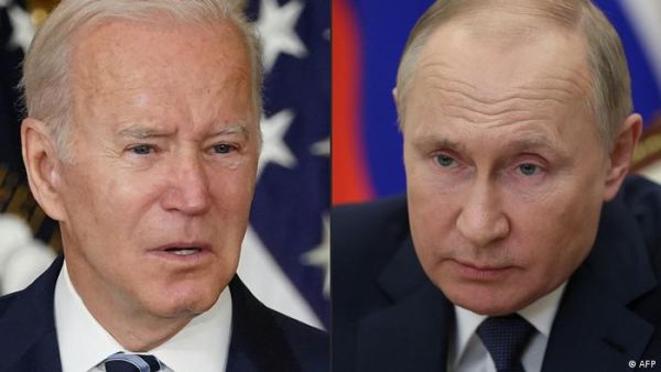 Biden (L), Putin 