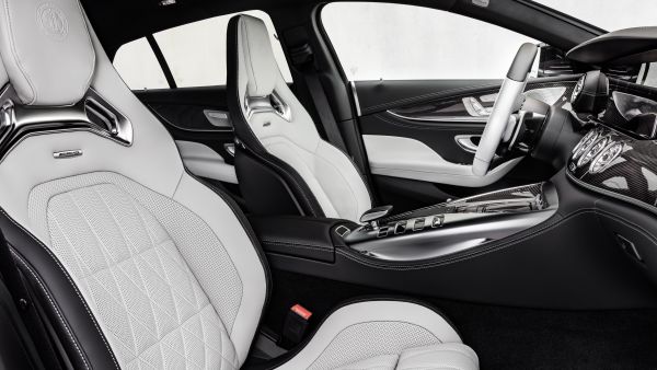 تعد السيارة المتكاملة التي طورتها مرسيدس AMG بمثابة قصة نجاح مستمرة، حيث استقطبت AMG GT 4-Door Coupé شريحة جديدة من العملاء وأثارت إعجاباً كبيراً بالعلامة التجارية مرسيدس-AMG تجري تحديثات مميزة على سيارة AMG GT 4-Door Coupé