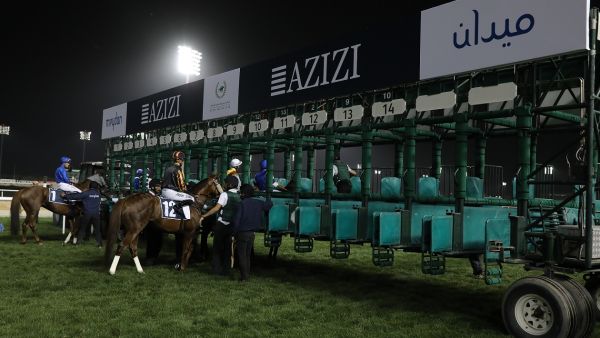 يمكن زيارة معرض مبيعات عزيزي للتطوير العقاري في الطابق (13) من فندق كونراد على شارع الشيخ زايد. عزيزي للتطوير العقاري تضغط على زر قرعة البوابات لكأس دبي العالمي 2022