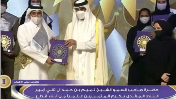 مُعلّم في أكاديمية قطر للقادة يفوز بجائزة التميز العلمي