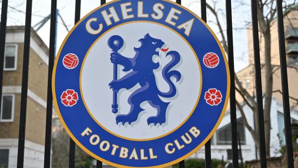 The Chelsea club crest is seen outside Chelsea's stadium, Stamford Bridge in London on March 10, 2022, as Chelsea's Russian owner Roman Abramovich was hit with a UK assets freeze and travel ban, throwing his plans to sell the European and world club champions into disarray. Chelsea shirt sponsor Three announced Thursday it was suspending its deal with the Premier League club after the UK government slapped sanctions on Russian owner Roman Abramovich. (Photo by JUSTIN TALLIS / AFP)