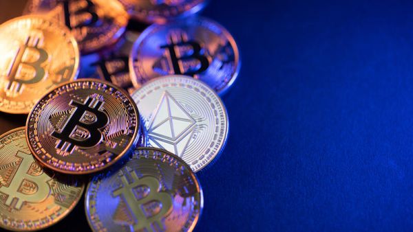أسعار العملات الرقمية: البيتكوين ينخفض إلى 43 ألف دولار