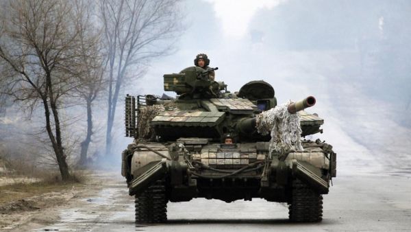A Ukrainian tank is pictured in the Lugansk region on 25 February 2022 (AFP) War in the Ukraine