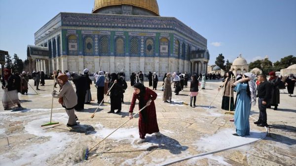 وطالت اعتداءات الاحتلال مصليات الأقصى كافة، وبالأخص المصلى القبلي