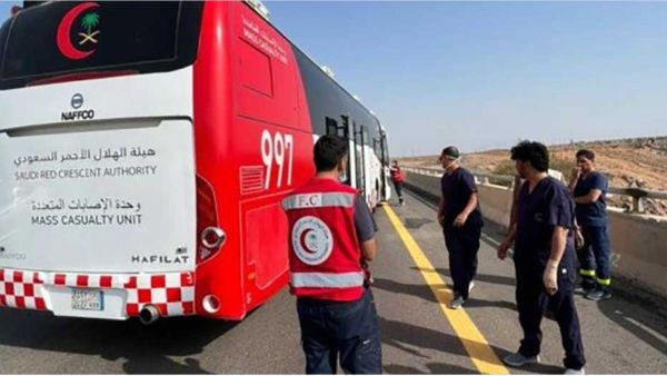 8 وفيات و43 إصابة بانقلاب حافلة في المدينة المنورة