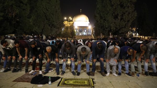 جانب من صلاتي العشاء والتراويح في المسجد الأقصى المبارك