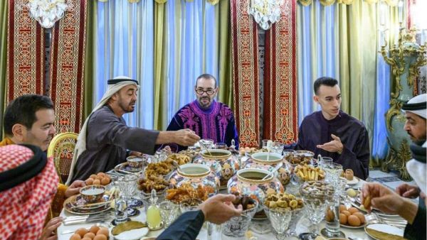 ملك المغرب يقيم مأدبة إفطار على شرف ولي عهد أبو ظبي الشيخ محمد بن زايد