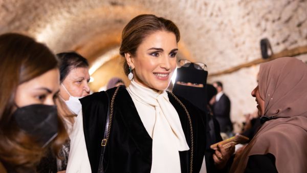 الملكة رانيا تخطف الأنظار في زيارتها للكرك لتناول مأدبة الإفطار