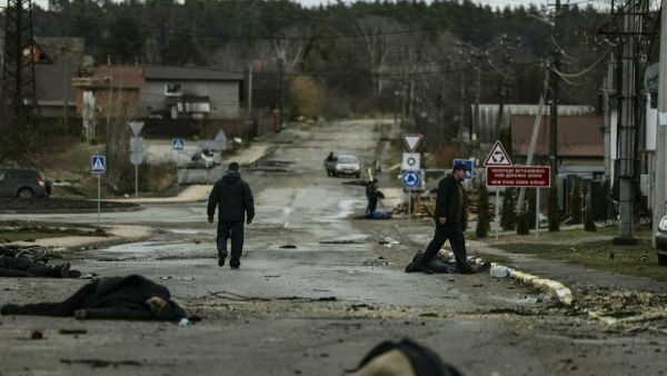 الرئيس الأوكراني الجيش الروسي يحاول طمس الأدلة على جرائمه