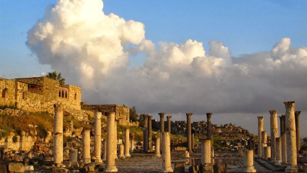 لهذا السبب..تواجد المئات من النيجيريين في موقع أثري في الأردن