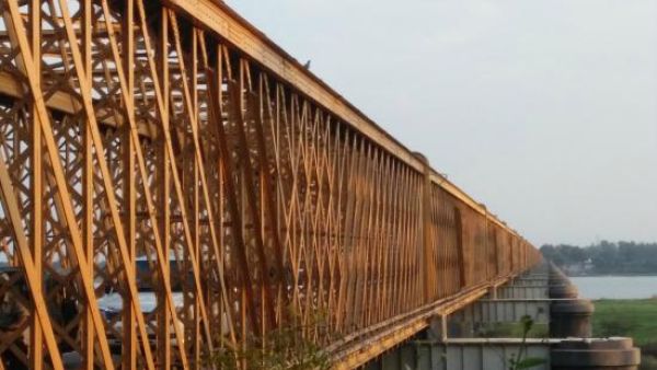 عصابة تسرق جسرًا معدنيًا يزن 500 طن في الهند