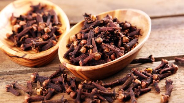 فوائد القرنفل أثناء الدورة الشهرية