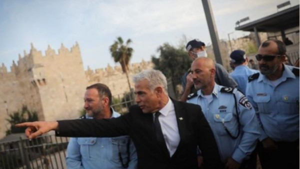 لابيد  يقتحم الاقصى