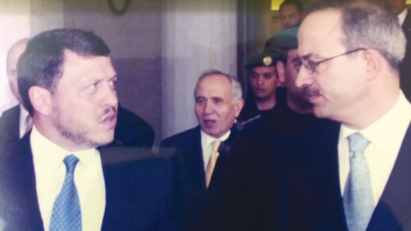 مروان المعشر  الى جانب الملك عبدالله الثاني