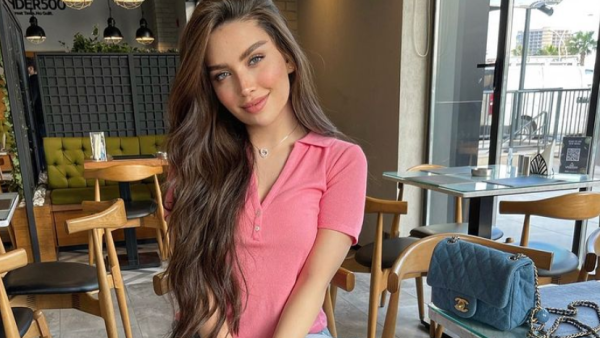 إعلامية عراقية حديث السوشيال ميديا بسبب هذه الصورة مع عائلتها