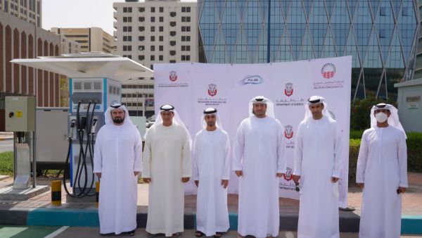 خلال الحدث " بَلْس" تعتزم نشر مجموعة من أجهزة شحن المركبات الكهربائية السريعة في أبوظبي