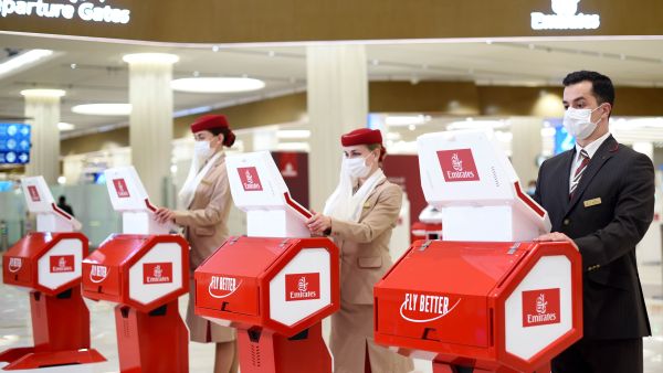 سوف يتولى موظفو طيران الإمارات، العاملون على الكاونترات المتنقلة التي تم تطويرها في الإمارات العربية المتحدة طيران الإمارات توفر كاونترات متنقلة في المبنى 3