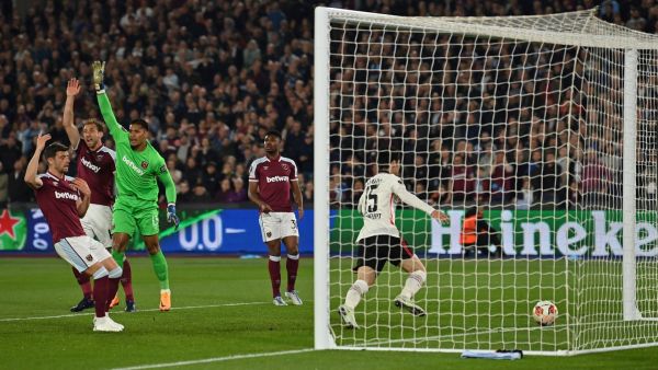 Frankfurt's Japanese midfielder Daichi Kamada (R) scores the team's second goal during the UEFA Europa League semi-final first leg football match between West Ham United and Eintracht Frankfurt, at the London Stadium in east London, on April 28, 2022. (Photo by Glyn KIRK / AFP)