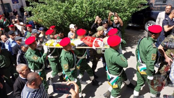 جماهير فلسطينية غفيرة تشارك بتشييع جثامين الشهداء