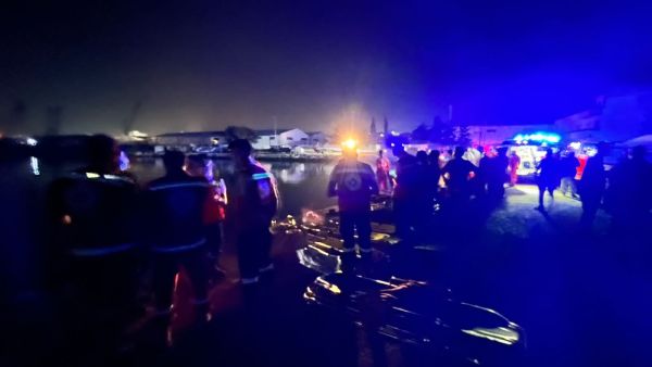 تمكنت القوات البحرية التابعة للجيش حتى الساعة من إنقاذ 48 شخصا بينهم طفلة متوفية