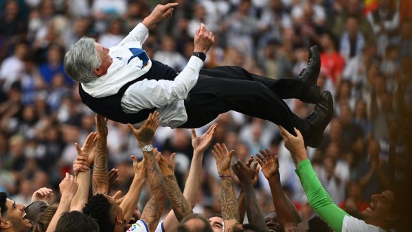 Real Madrid's players carry Real Madrid's Italian coach Carlo Ancelotti at the end of the Spanish League football match between Real Madrid CF and RCD Espanyol at the Santiago Bernabeu stadium in Madrid on April 30, 2022. (Photo by GABRIEL BOUYS / AFP)