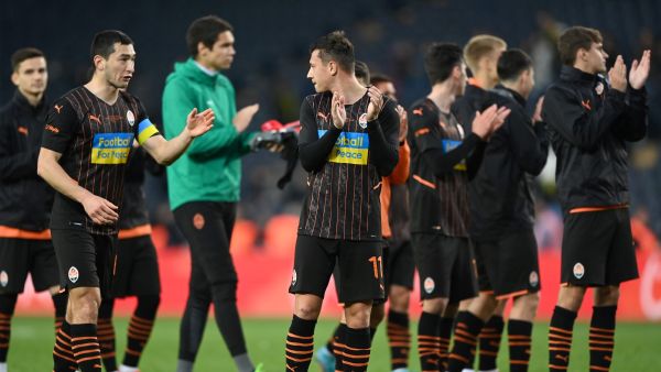 Shakhtar Donetsk's players applaud at the end of the "Global Tour for Peace" friendly charity football match between Fenerbahce and Shakhtar Donetsk to raise funds for Ukraine at the Ulker Stadium in Istanbul on April 19, 2022. (Photo by Ozan KOSE / AFP)