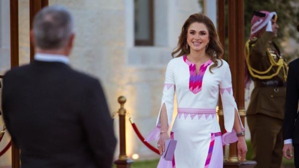 الملكة رانيا ترتدي ثوب بنقوشات شرقية في عيد الاستقلال الأردني الـ76