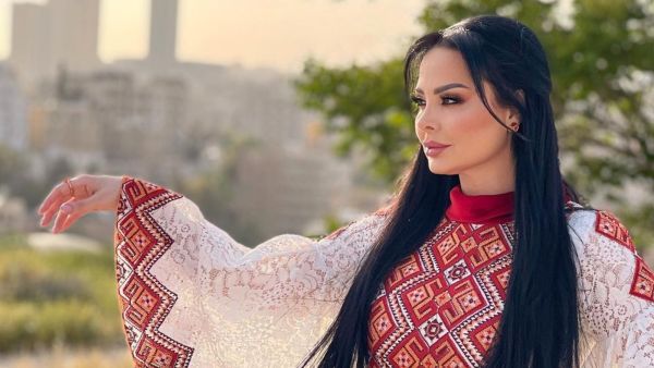 عيد الاستقلال الأردني: ديانا كرزون تتألق بعباءة أردنية تراثية