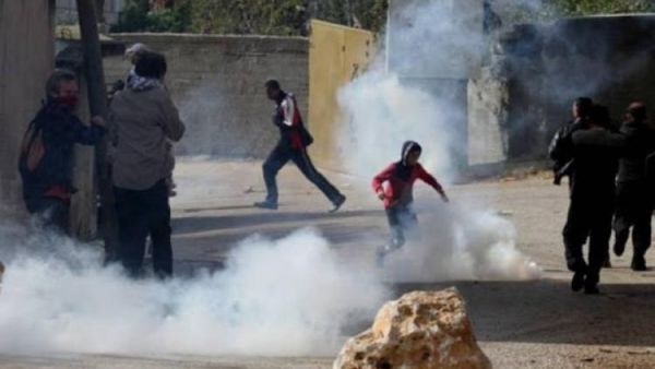 اختناق عشرات الفلسطينيين بمواجهات مع قوات إسرائيلية بالقدس