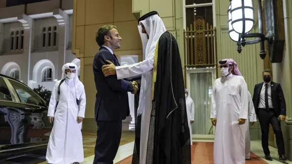 أمير قطر الشيخ تميم بن حمد آل ثاني والرئيس الفرنسي إيمانويل ماكرون