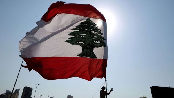 لبنانية تسير نصف عارية في شوارع بيروت