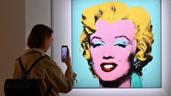 لوحة "شوت سيج بلو مارلين - Shot Sage Blue Marilyn"