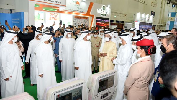 خلال الحدث صاحب السمو الشيخ محمد بن راشد آل مكتوم يطلع على مقاعد الدرجة السياحية الممتازة بجناح طيران الإمارات