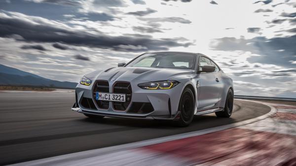 تقدم مجموعة BMW إصدارًا خاصًا من سيارات السباق BMW M GmbH عالية الأداء، لتندرج ضمن أسطول سياراتها الرياضية الفاخرة ومتوسطة الحجم، احتفالًا بمرور 50 عامًا على تأسيس فئة M الرياضية. مجموعة BMW تقدم سيارة BMW M4 CSL في نسختها المتطورة والمُعدلة من الطراز الأسطوري