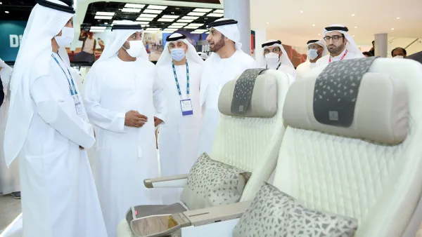 طيران الإمارات تستقبل أحمد بن سعيد آل مكتوم بجناحها في "سوق السفر"