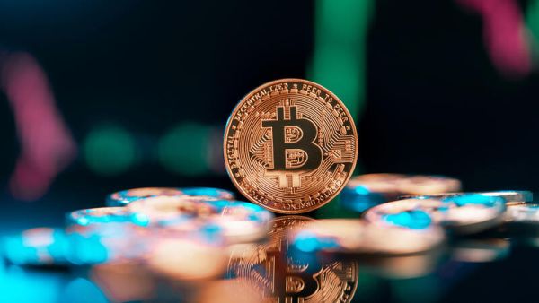 أسعار العملات الرقمية: البيتكوين يرتفع إلى 30 ألف دولار