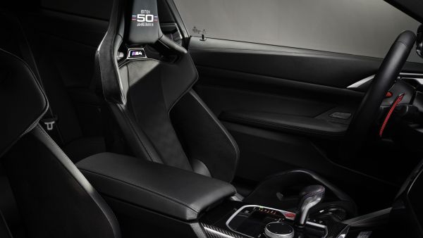 تعتمد الإصدارات الجديدة التي تحمل شعار BMW M 50 Jahre على الجيل الحالي من سلسلة الطرازات الأكثر نجاحاً في تاريخ BMW M GmbH. 50 Jahre BMW M إصدار نموذج BMW M4 احتفالاً بالذكرى السنوية للشركة.