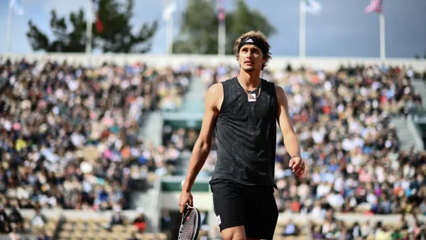 Germany's Alexander Zverev reacts as he plays against Spain's Bernabe Zapata Miralles during their men's singles match on day eight of the Roland-Garros Open tennis tournament at the Court Suzanne-Lenglen in Paris on May 29, 2022. (Photo by Christophe ARCHAMBAULT / AFP)