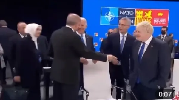 أردوغان وهو يشير بيده لجونسون: هذا من سيجلب لنا العار