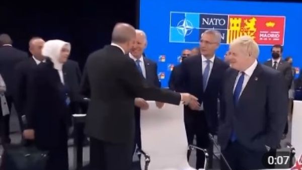 أردوغان وهو يشير بيده لجونسون: هذا من سيجلب لنا العار